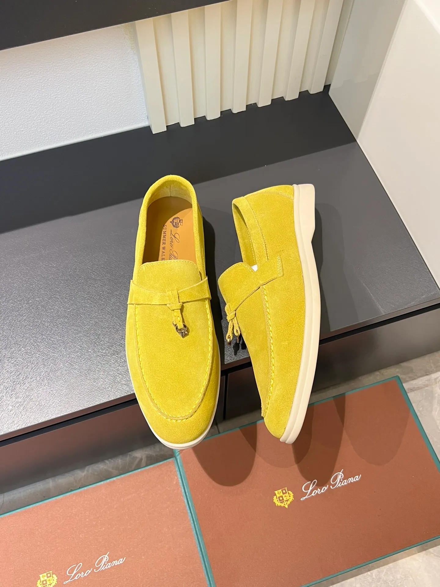 Men's shoes 💰p360 "Loro men's shoes 💰pian'*" Classic L men's shoes for couples 💰p Top version British flat loafers, a must-have item in old money style, the minimalist design is eye-catching and durable, a plus point for dressing The soft foot feel and texture are outstanding. They don’t scratch your feet and are very nice. They are matched with soft and waxy soles. They can be worn daily for a long time without getting tired. They are easy to wear, versatile and classic items, with perfect foot feel and texture! Imported cashmere fabric, the lining is made of imported A-grade water-dyed cow lining, the top version of the genuine leather midsole is sewn with pure handmade mark thread! Size: Female 35-40 (34. Customized) Male 38-44 (45.46. Customized)
